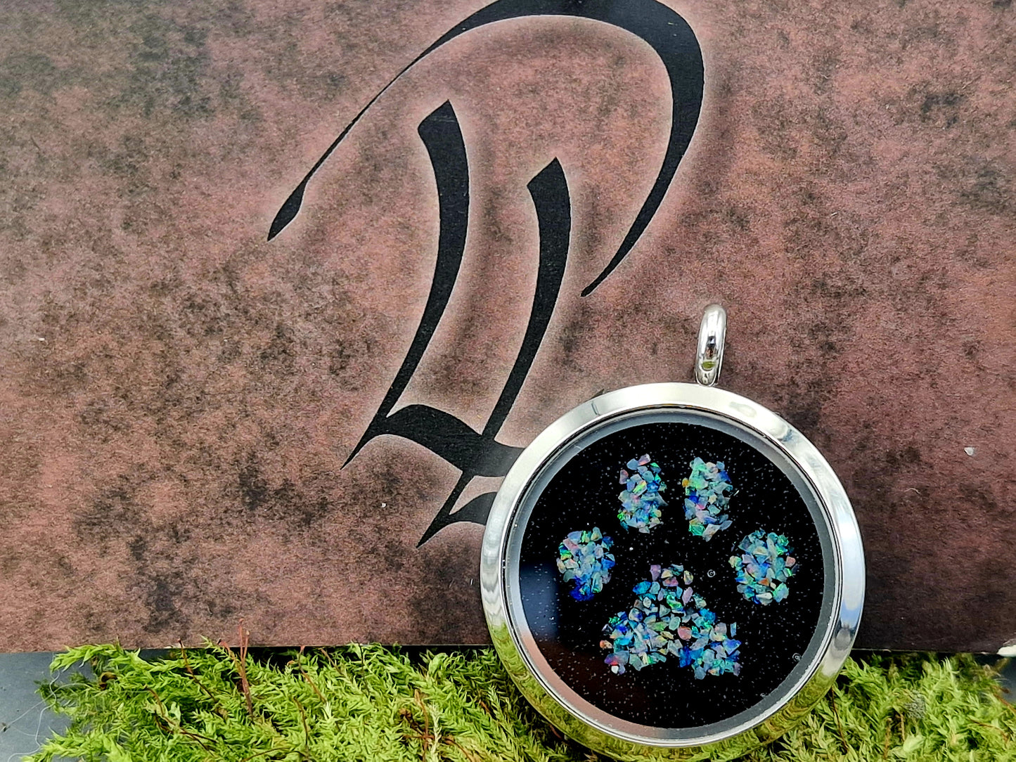 Silberfarbener Lightning Ridge Multicolor Opalsplitter Anhänger im Pfötchen Design, 30mm Durchmesser, von Hand individualisiert, Nr. 0103