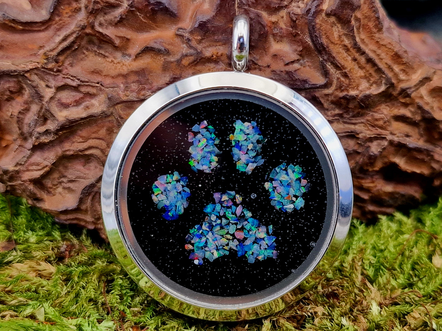 Silberfarbener Lightning Ridge Multicolor Opalsplitter Anhänger im Pfötchen Design, 30mm Durchmesser, von Hand individualisiert, Nr. 0103