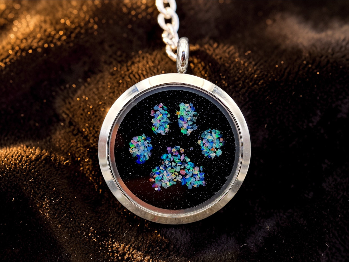 Silberfarbener Lightning Ridge Multicolor Opalsplitter Anhänger im Pfötchen Design, 30mm Durchmesser, von Hand individualisiert, Nr. 0103