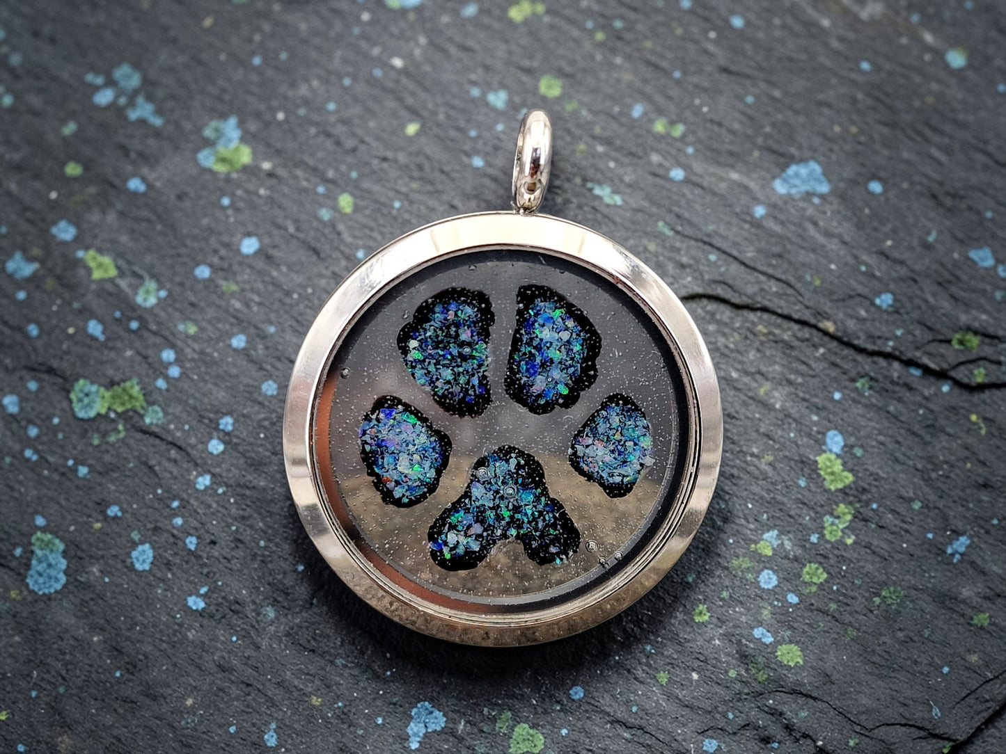 Silberfarbener Multicolor Opalsplitter Anhänger im Pfötchen Design, Durchsichtig, Durchmesser 30mm, von Hand individualisiert, Nr. 0104