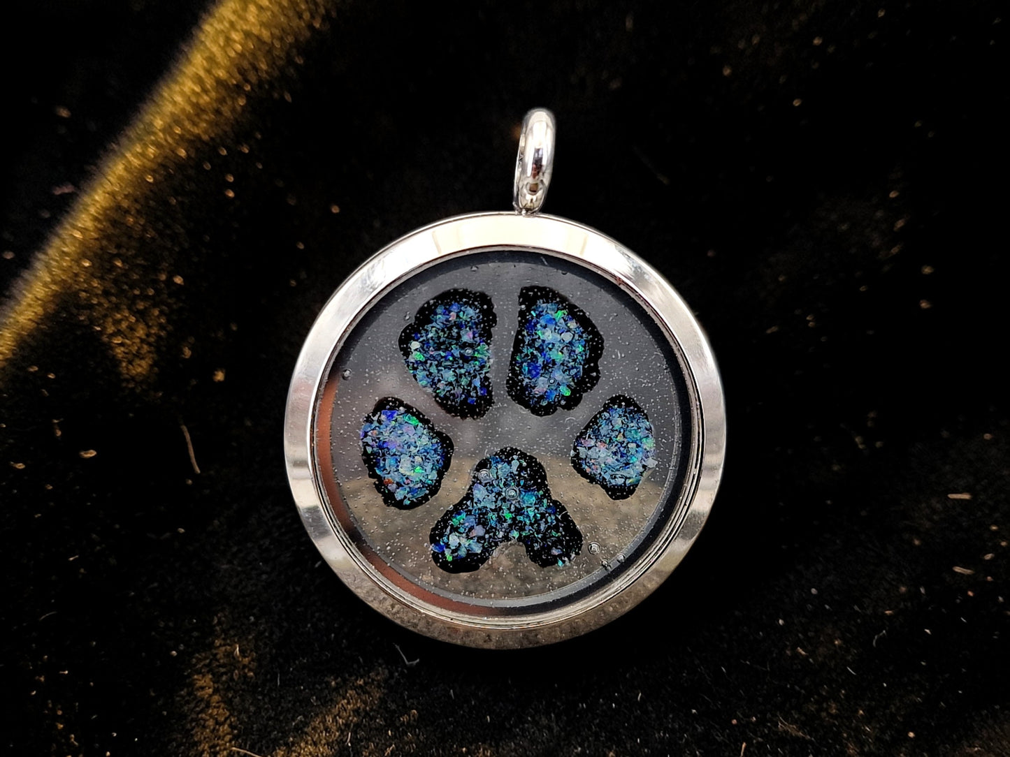 Silberfarbener Multicolor Opalsplitter Anhänger im Pfötchen Design, Durchsichtig, Durchmesser 30mm, von Hand individualisiert, Nr. 0104