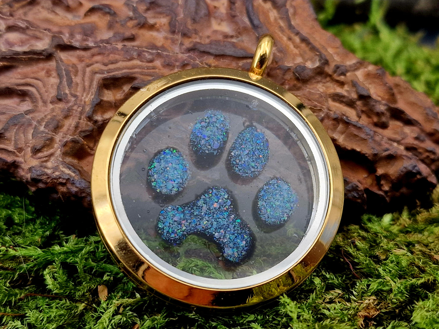 Goldfarbener Anhänger mit Lightning Ridge Multicolor Opalsplitter, Pfötchen Design, durchsichtig, 30mm Durchmesser, von Hand individualisiert, Nr. 0105