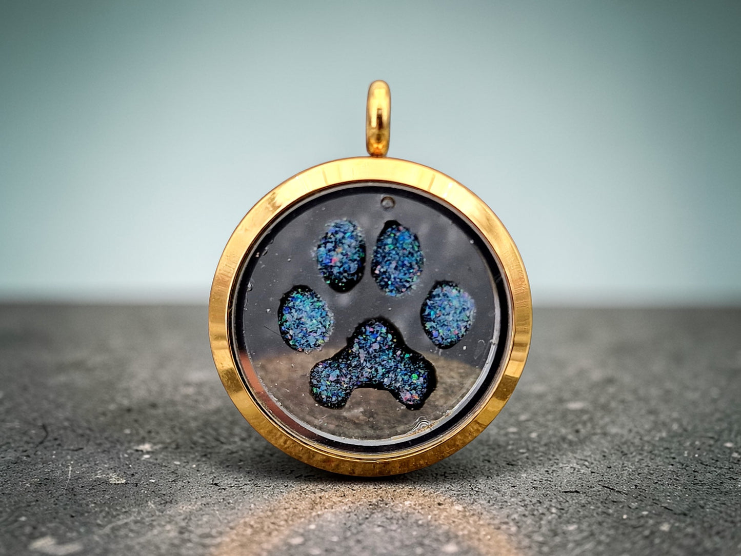 Goldfarbener Anhänger mit Lightning Ridge Multicolor Opalsplitter, Pfötchen Design, durchsichtig, 30mm Durchmesser, von Hand individualisiert, Nr. 0105