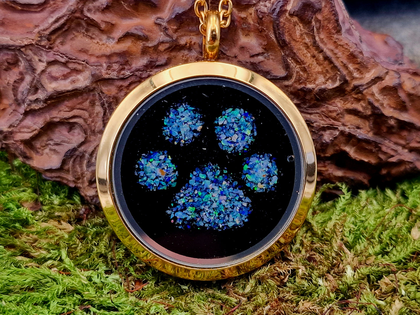 Goldfarbener Multicolor Opalsplitter Anhänger, Pfötchen Design, mit 60cm Kette, 30mm Durchmesser, von Hand individualisiert, Nr. 0106