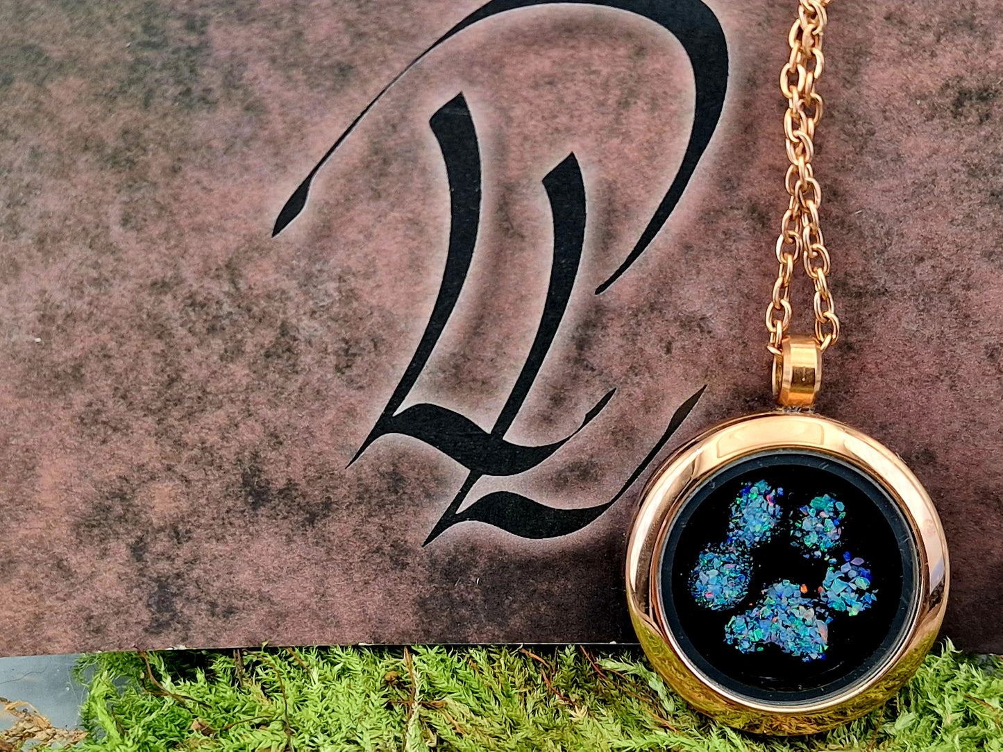 Rosegoldfarbener Anhänger mit Multicolor Lightning Ridge Opalsplitter im Pfötchen Design, 45cm Kette, 25mm Durchmesser, von Hand individualisiert, Nr. 0108