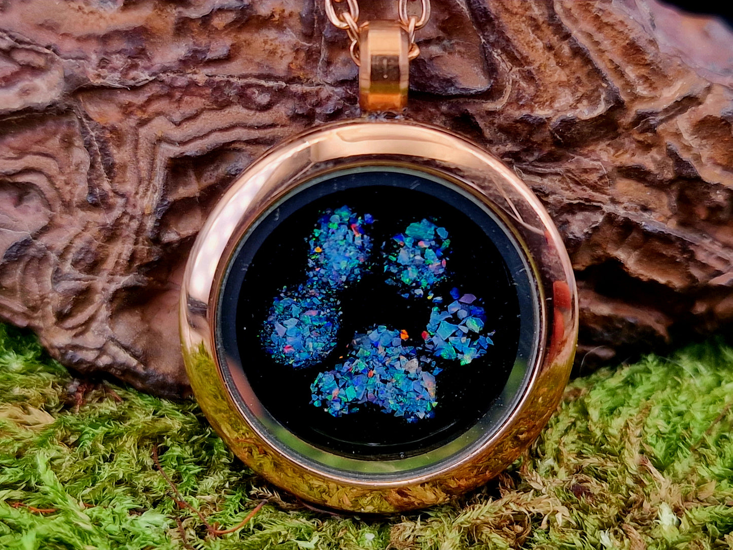 Rosegoldfarbener Anhänger mit Multicolor Lightning Ridge Opalsplitter im Pfötchen Design, 45cm Kette, 25mm Durchmesser, von Hand individualisiert, Nr. 0108