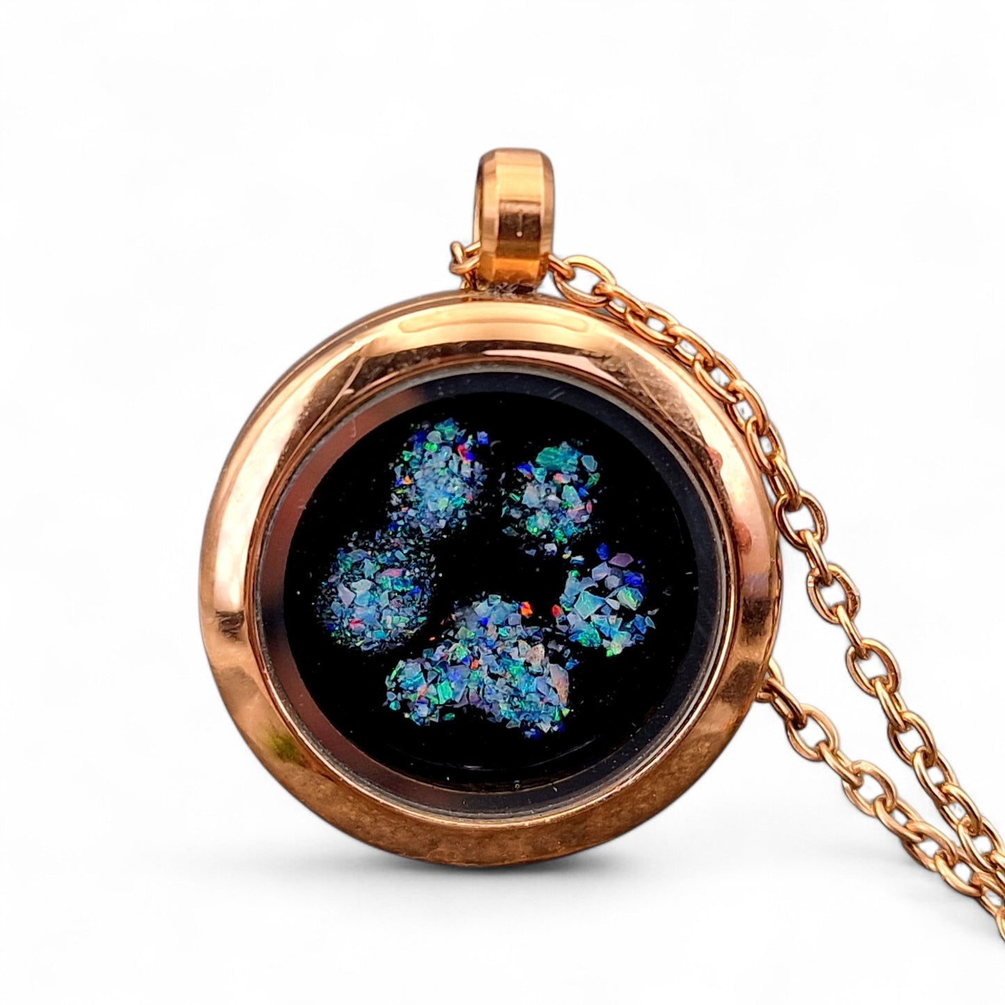 Rosegoldfarbener Anhänger mit Multicolor Lightning Ridge Opalsplitter im Pfötchen Design, 45cm Kette, 25mm Durchmesser, von Hand individualisiert, Nr. 0108