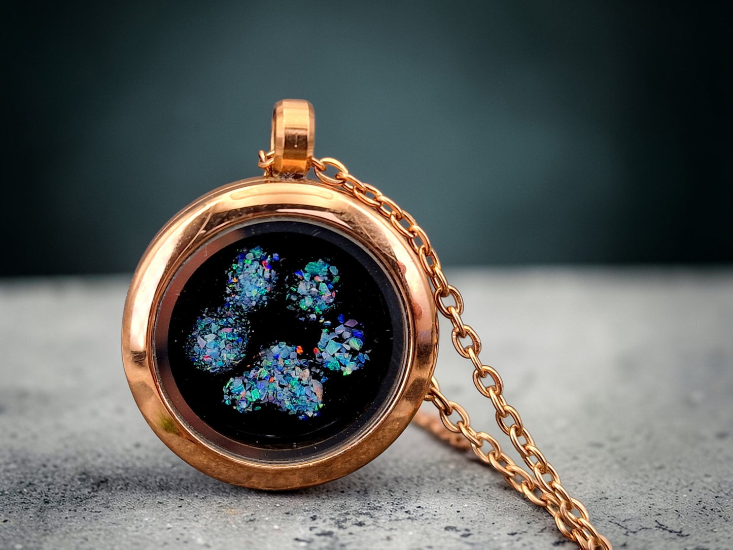 Rosegoldfarbener Anhänger mit Multicolor Lightning Ridge Opalsplitter im Pfötchen Design, 45cm Kette, 25mm Durchmesser, von Hand individualisiert, Nr. 0108