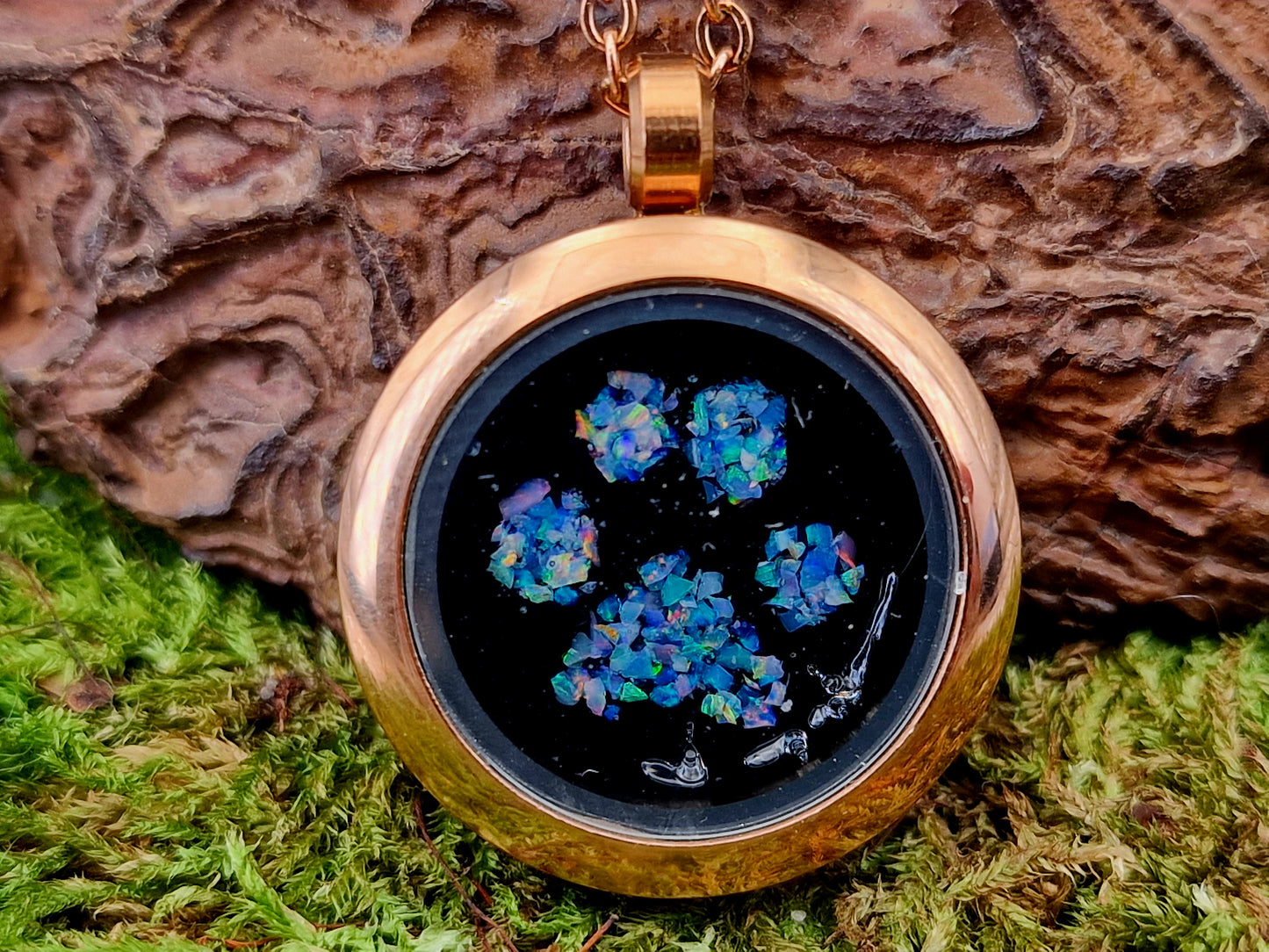 Rosegoldfarbener Anhänger mit Multicolor Lightning Ridge Opalsplitter, Pfötchen Design, 25mm Durchmesser, 45cm rosegold farbene Kette, von Hand individualisiert, Nr. 0109