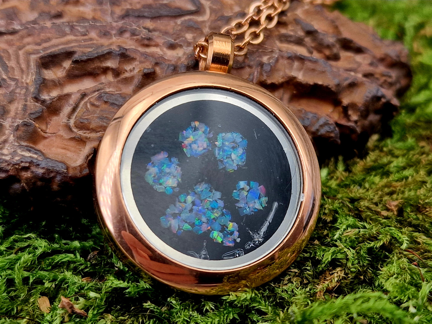 Rosegoldfarbener Anhänger mit Multicolor Lightning Ridge Opalsplitter, Pfötchen Design, 25mm Durchmesser, 45cm rosegold farbene Kette, von Hand individualisiert, Nr. 0109