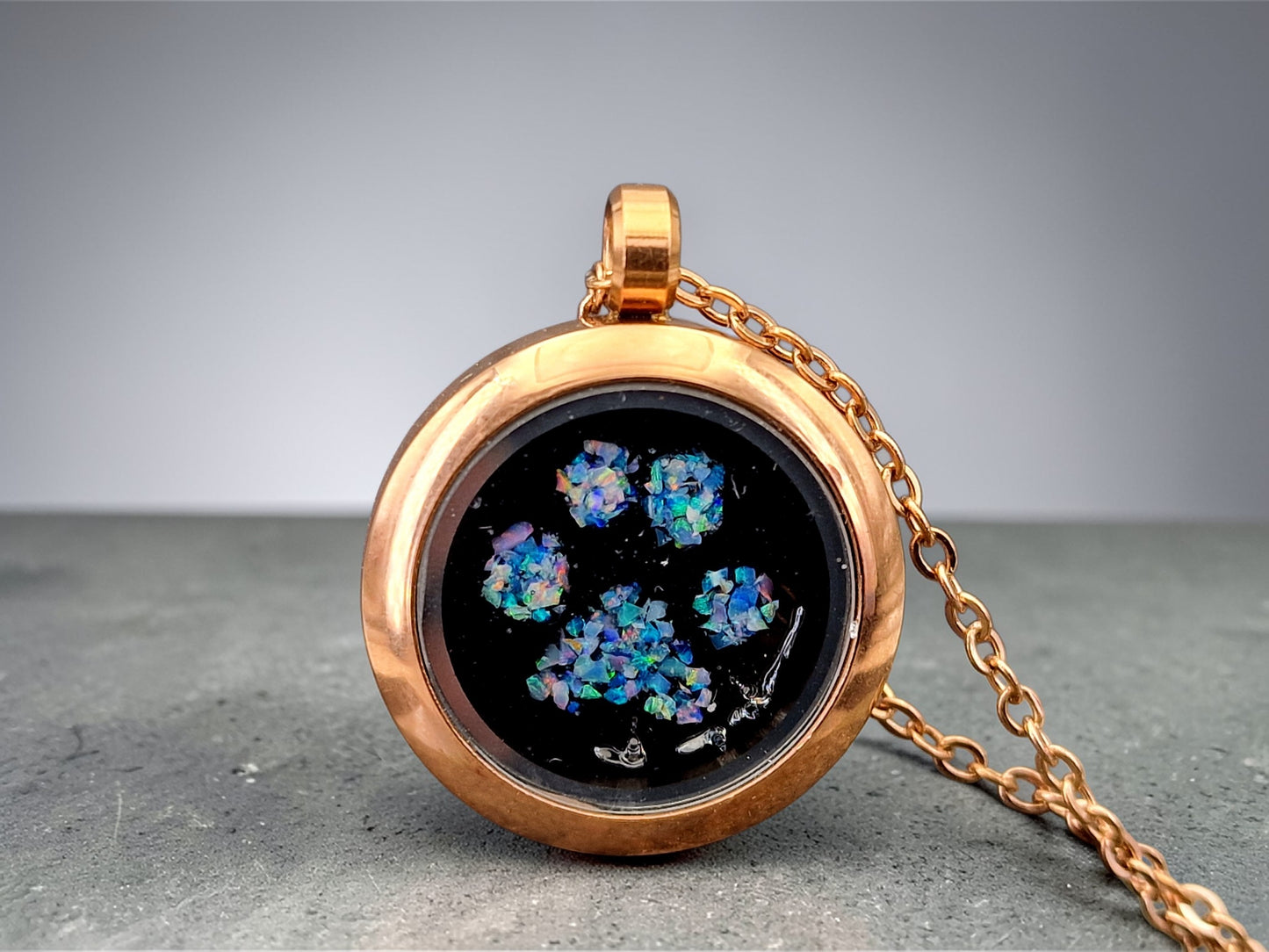 Rosegoldfarbener Anhänger mit Multicolor Lightning Ridge Opalsplitter, Pfötchen Design, 25mm Durchmesser, 45cm rosegold farbene Kette, von Hand individualisiert, Nr. 0109