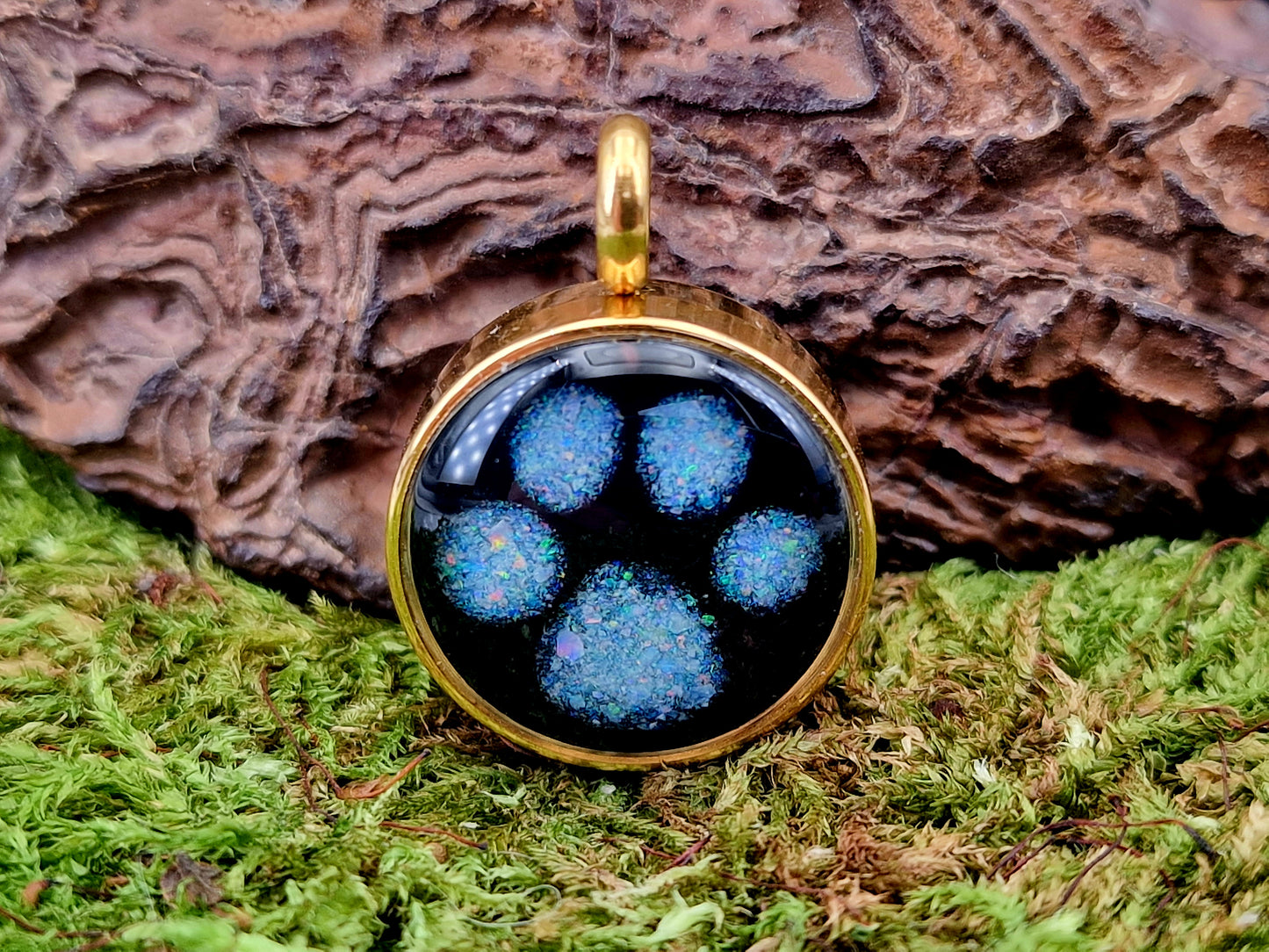 Goldfarbener gewölbter beideitig tragbarer Anhänger, 19mm Durchmesser, Multicolor Lightning Ridge Opalsplitter im Pfötchen Design, von Hand individualisiert, Nr. 0110