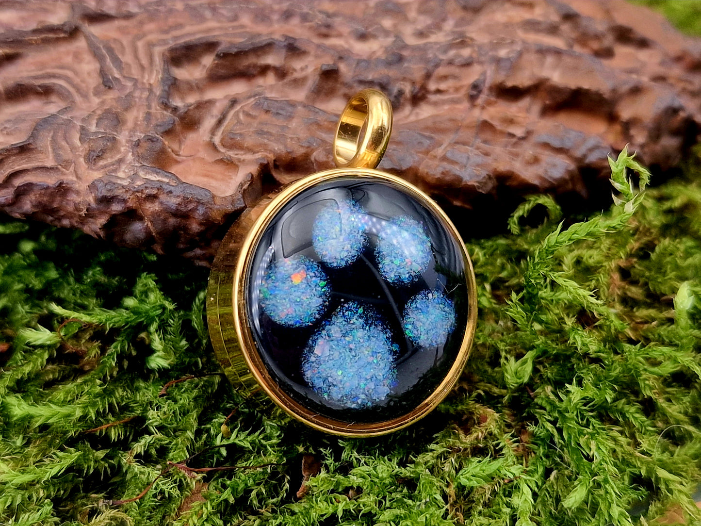 Goldfarbener gewölbter beideitig tragbarer Anhänger, 19mm Durchmesser, Multicolor Lightning Ridge Opalsplitter im Pfötchen Design, von Hand individualisiert, Nr. 0110