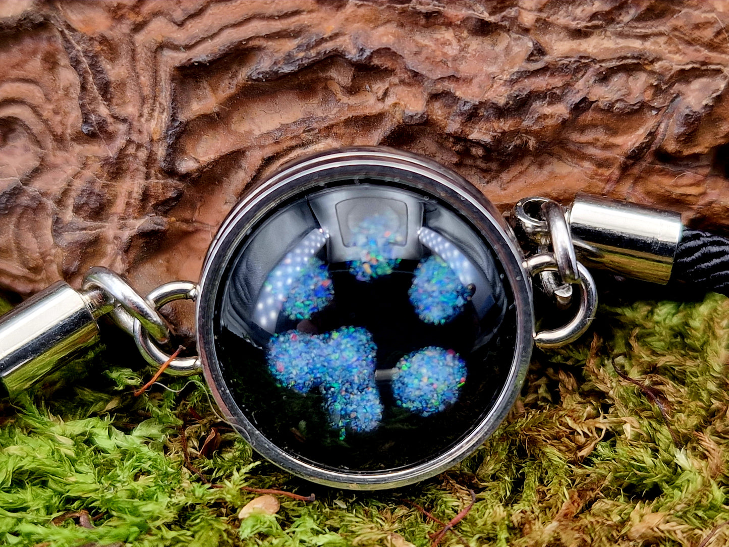 Schwarzes Armband mit silberfarbenen beidseitig tragbar, Multicolor Lightning Ridge Opalsplitter Pfötchen Design, 17,5mm Durchmesser, von Hand individualisiert, Nr. 0112
