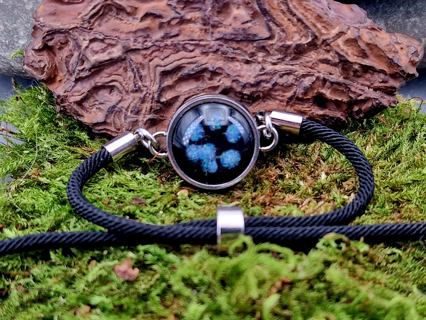 Schwarzes Armband mit silberfarbenen beidseitig tragbar, Multicolor Lightning Ridge Opalsplitter Pfötchen Design, 17,5mm Durchmesser, von Hand individualisiert, Nr. 0112