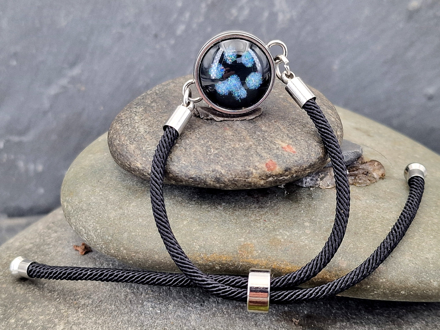Schwarzes Armband mit silberfarbenen beidseitig tragbar, Multicolor Lightning Ridge Opalsplitter Pfötchen Design, 17,5mm Durchmesser, von Hand individualisiert, Nr. 0112