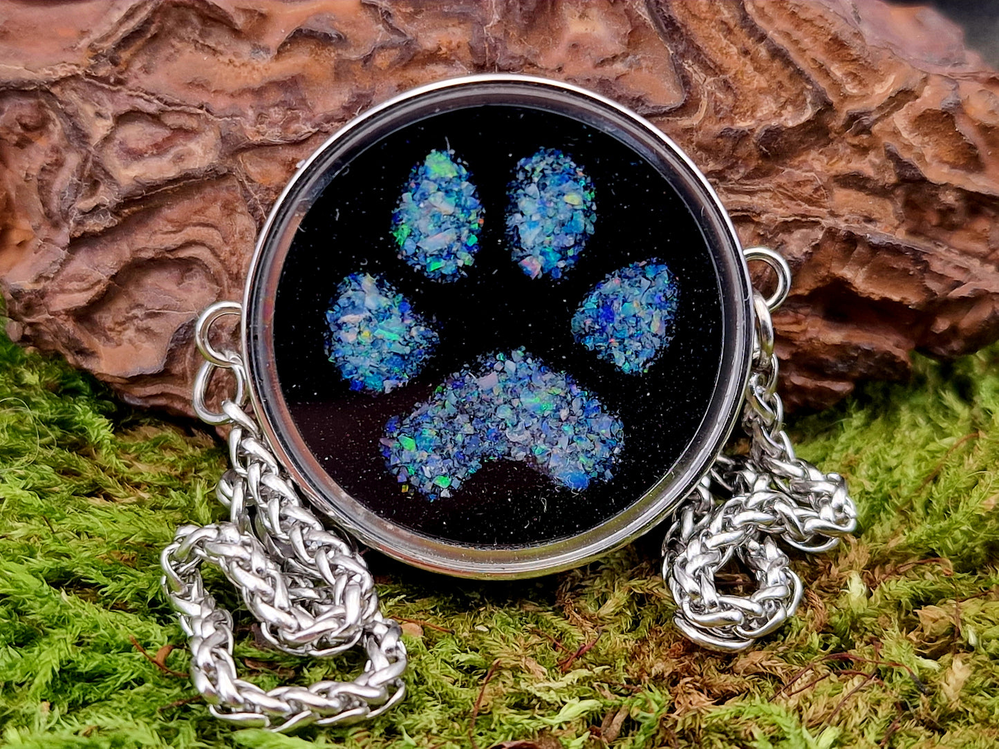 Silberfarbenes Armband, Multicolor Lightning Ridge Opalsplitter im Pfötchen Design, 30mm Durchmesser, von Hand individualisiert, Nr. 0113