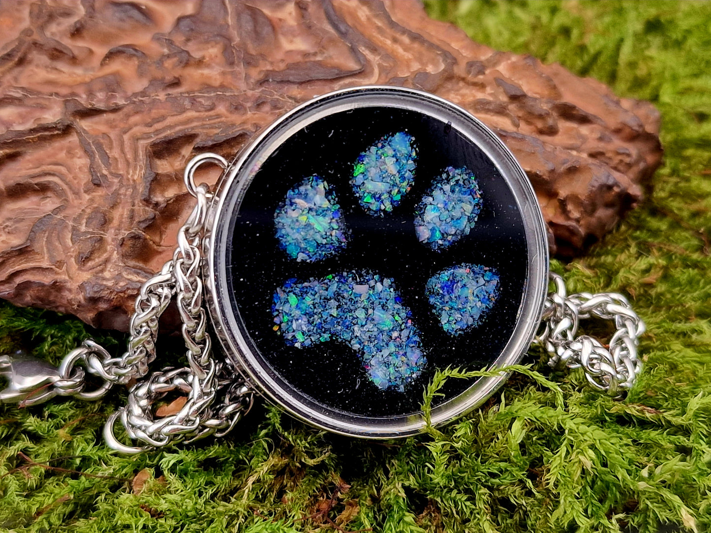 Silberfarbenes Armband, Multicolor Lightning Ridge Opalsplitter im Pfötchen Design, 30mm Durchmesser, von Hand individualisiert, Nr. 0113