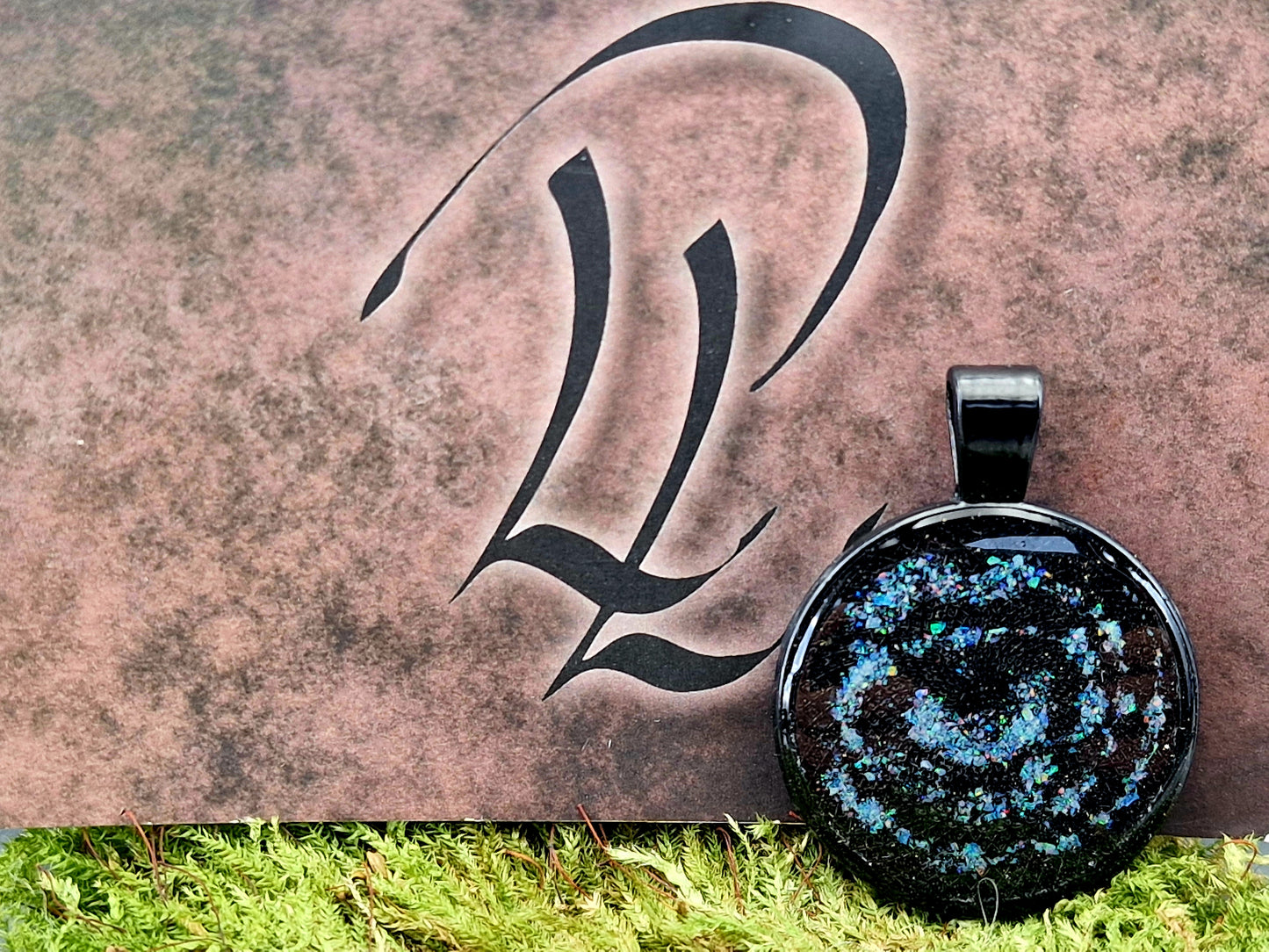 Schwarzer Anhänger mit Multicolor Lightning Ridge Opalsplitter, mit Spiralnebel Design, 27,5mm Durchmesser, Nr. 0114