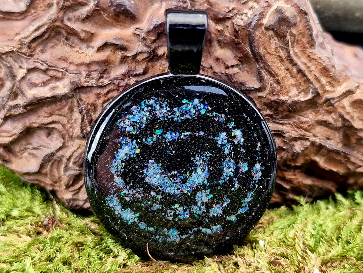 Schwarzer Anhänger mit Multicolor Lightning Ridge Opalsplitter, mit Spiralnebel Design, 27,5mm Durchmesser, Nr. 0114