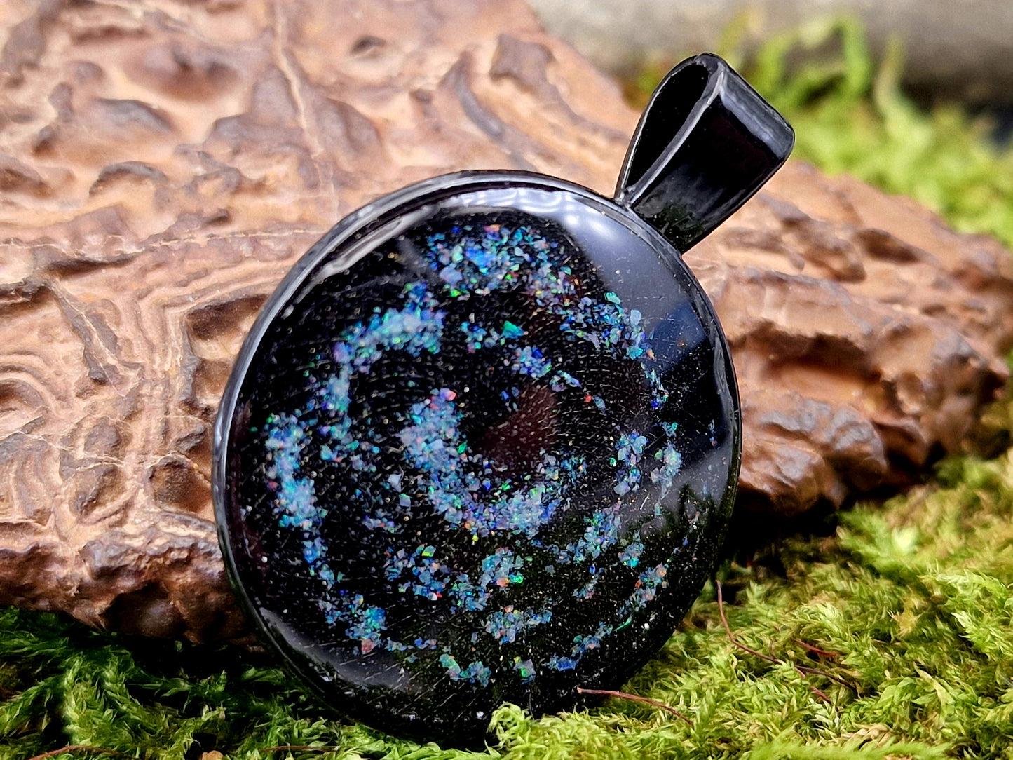 Schwarzer Anhänger mit Multicolor Lightning Ridge Opalsplitter, mit Spiralnebel Design, 27,5mm Durchmesser, Nr. 0114