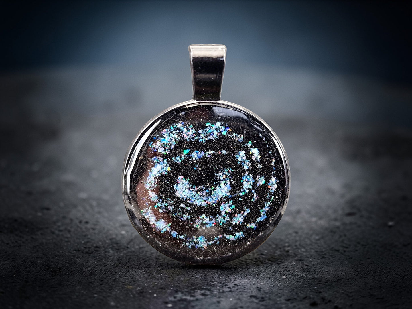 Schwarzer Anhänger mit Multicolor Lightning Ridge Opalsplitter, mit Spiralnebel Design, 27,5mm Durchmesser, Nr. 0114