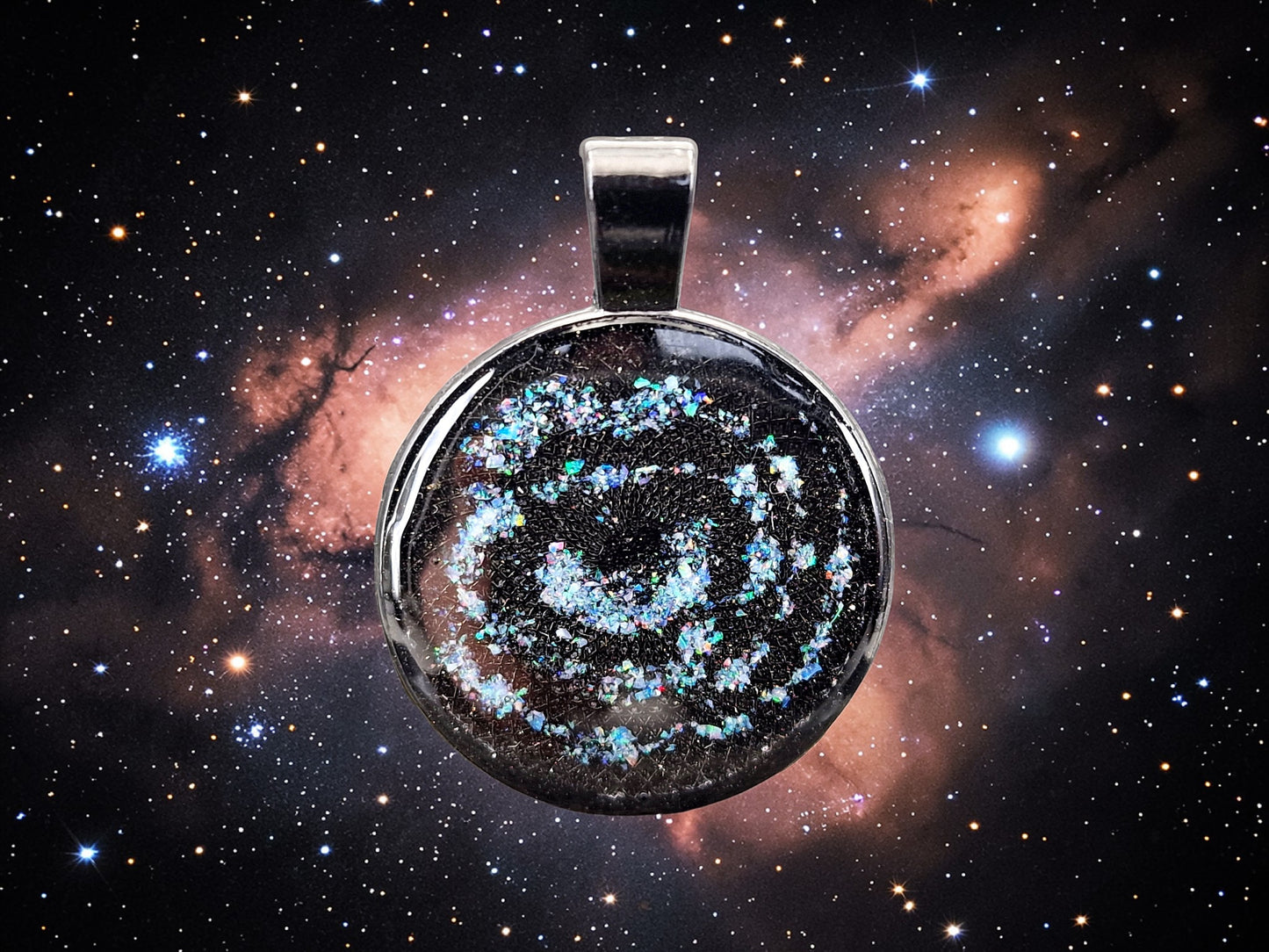 Schwarzer Anhänger mit Multicolor Lightning Ridge Opalsplitter, mit Spiralnebel Design, 27,5mm Durchmesser, Nr. 0114