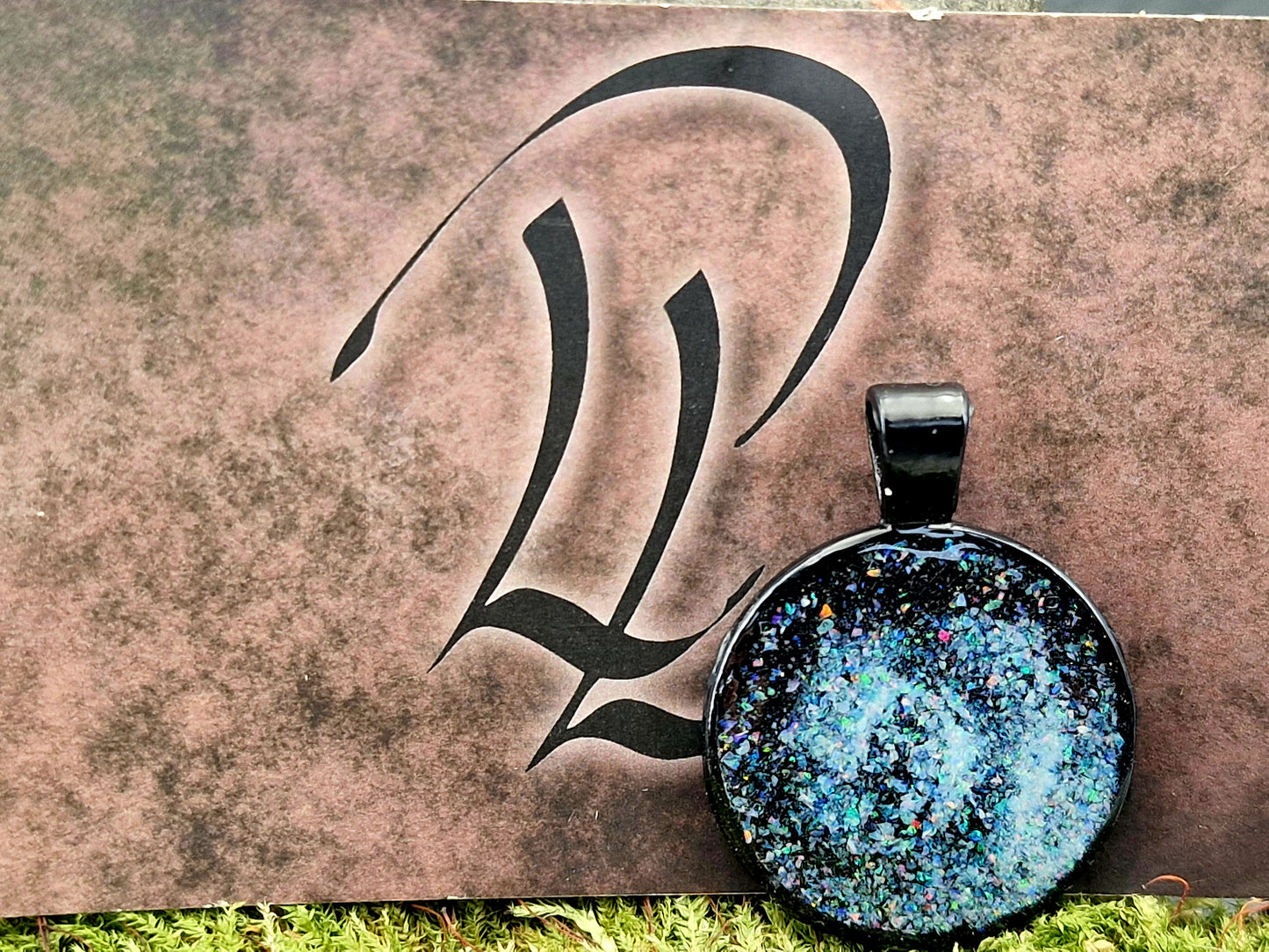 Schwarzfarbener Anhänger, Lightning Ridge Multicolor Opalsplitter, Galaxie/Spiralnebel Design, 27,5mm Durchmesser, von Hand individualisiert, Nr. 0115