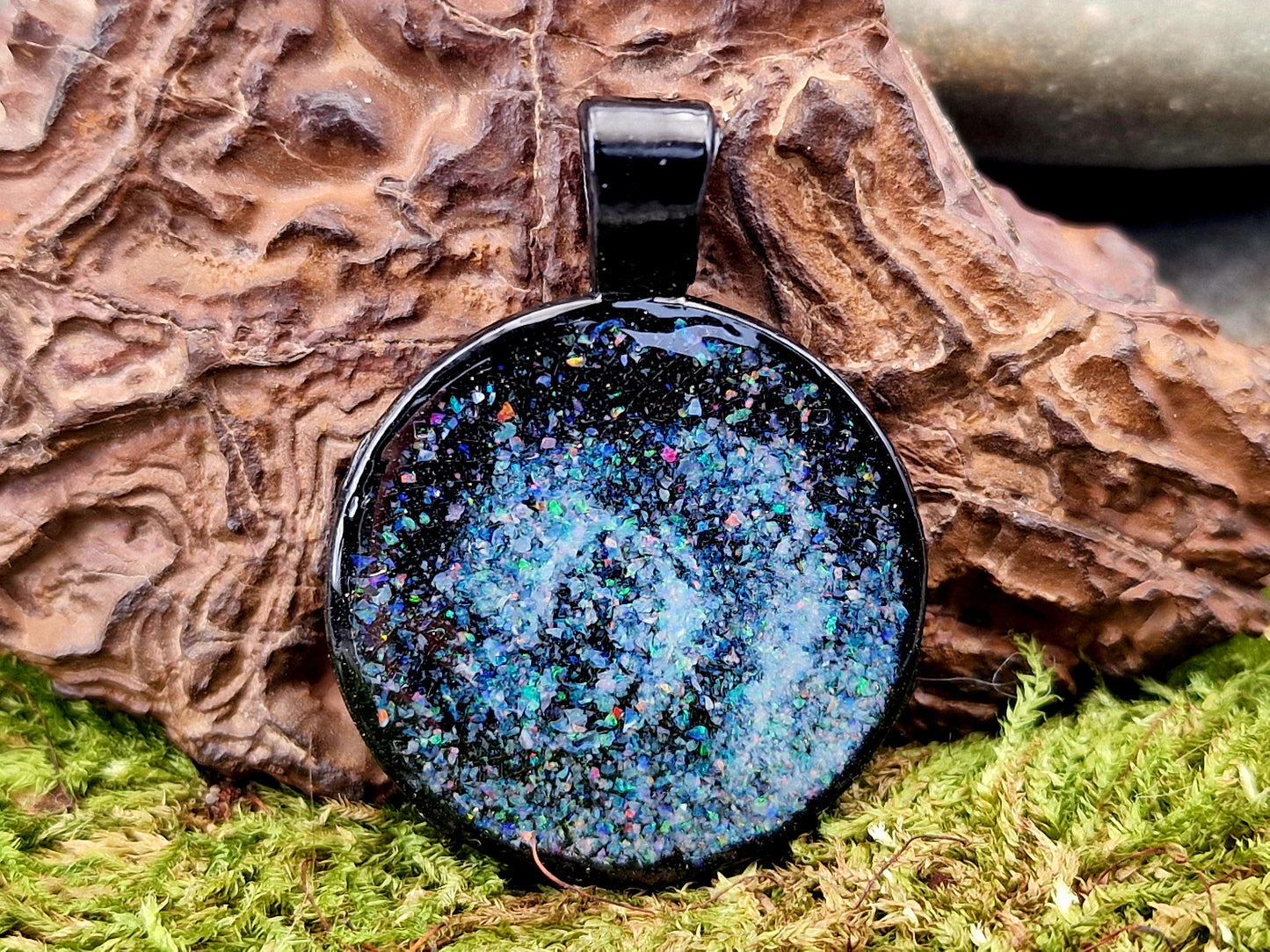 Schwarzfarbener Anhänger, Lightning Ridge Multicolor Opalsplitter, Galaxie/Spiralnebel Design, 27,5mm Durchmesser, von Hand individualisiert, Nr. 0115
