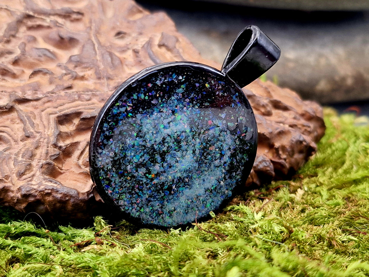 Schwarzfarbener Anhänger, Lightning Ridge Multicolor Opalsplitter, Galaxie/Spiralnebel Design, 27,5mm Durchmesser, von Hand individualisiert, Nr. 0115