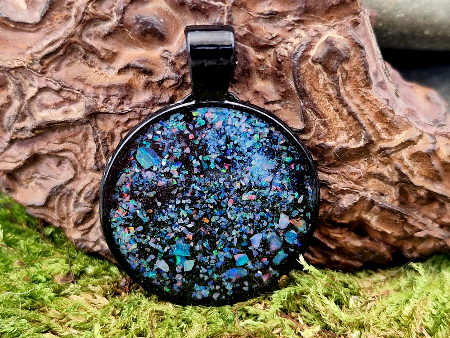 Schwarzer Edelstahlanhänger, mit Multicolor Lightning Ridge Opalsplitter Sternenhimmel Design, 27,5mm Durchmesser, von Hand individualisiert, Nr. 0117