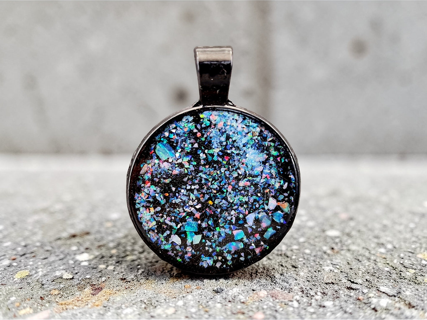 Schwarzer Edelstahlanhänger, mit Multicolor Lightning Ridge Opalsplitter Sternenhimmel Design, 27,5mm Durchmesser, von Hand individualisiert, Nr. 0117