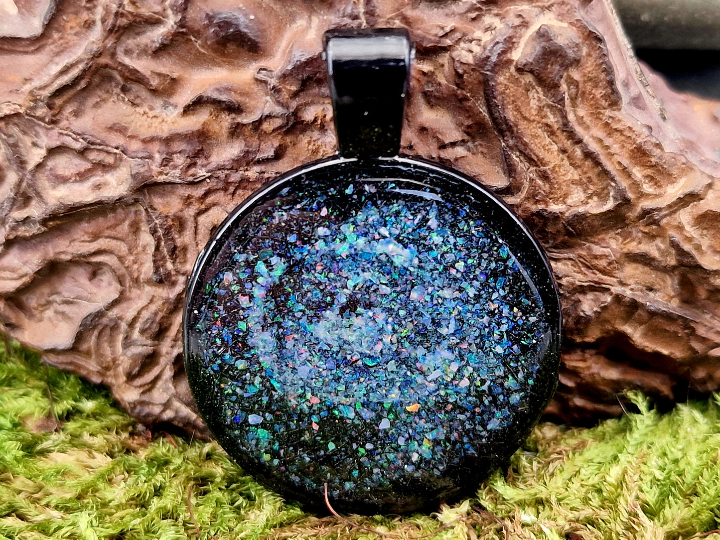 Schwarzfarbener Anhänger, 27,5mm Durchmesser, Spiralnebel/Sternenhimmel Design aus Multicolor Lightning Ridge Opalsplitter, von Hand individualisiert, Nr. 0118