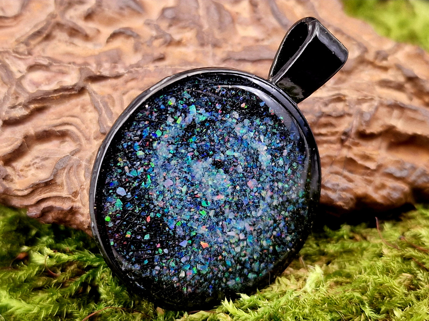 Schwarzfarbener Anhänger, 27,5mm Durchmesser, Spiralnebel/Sternenhimmel Design aus Multicolor Lightning Ridge Opalsplitter, von Hand individualisiert, Nr. 0118