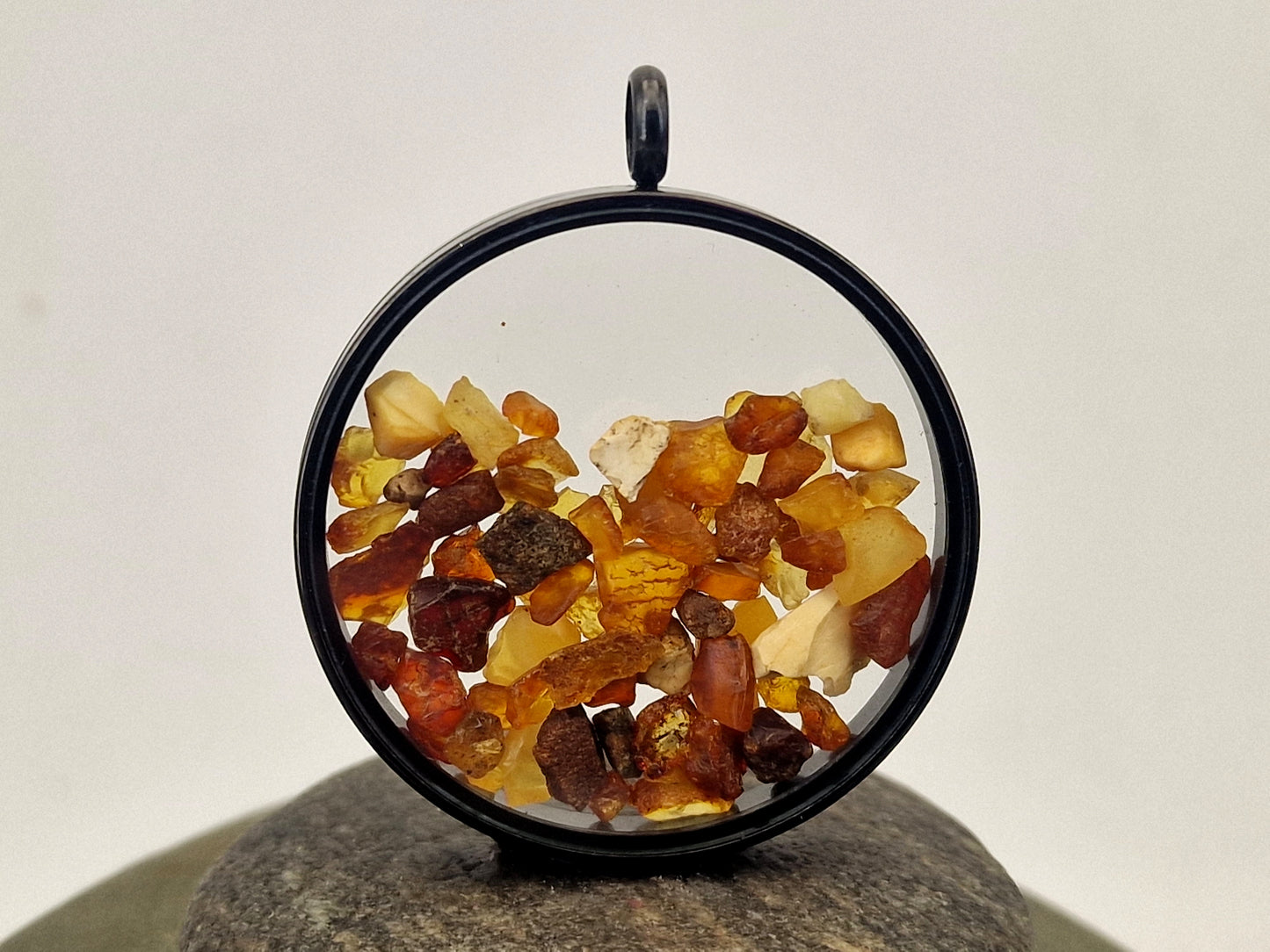 Edelstahl/Glas Anhänger in schwarzfarbend, mit farbigen Nordsee Bernstein, Durchmesser 4cm, von Hand individualisiert, mit schwarzem Lederband, Nr. 119