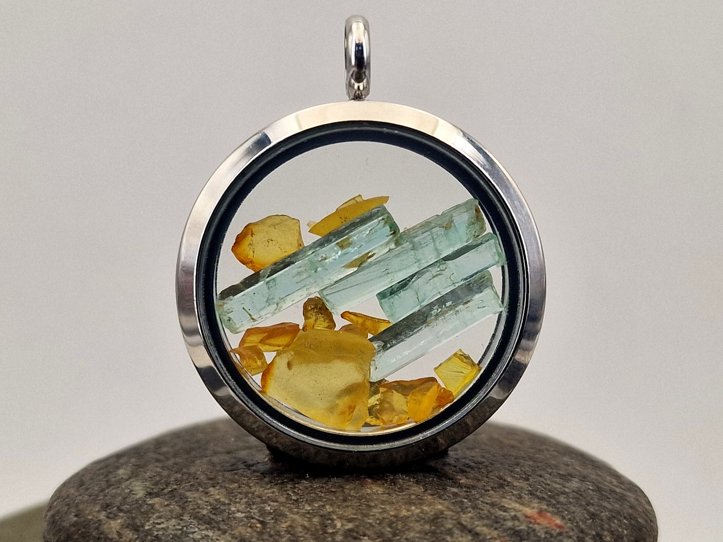 Edelstahl/Glas Anhänger in silberfarbend, beidseitig tragbar, kleine Aquamarin und Nordsee Rohsteine, von Hand individualisiert, 3 cm Durchmesser, mit Kette, Nr. 120