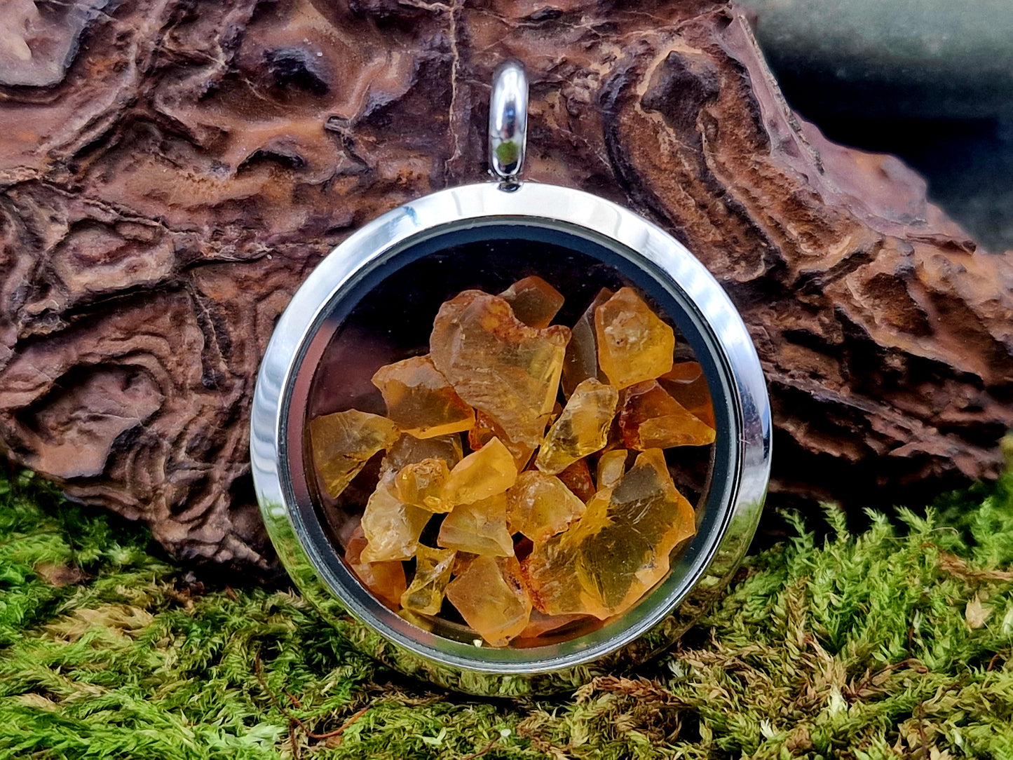 Silberfarbener Edelstahl/Glas Anhänger, 3 cm Durchmesser, gefüllt mit kleinen Nordsee Bernsteinen, beidseitig tragbar, mit Kette, von Hand individualisiert, Nr. 121