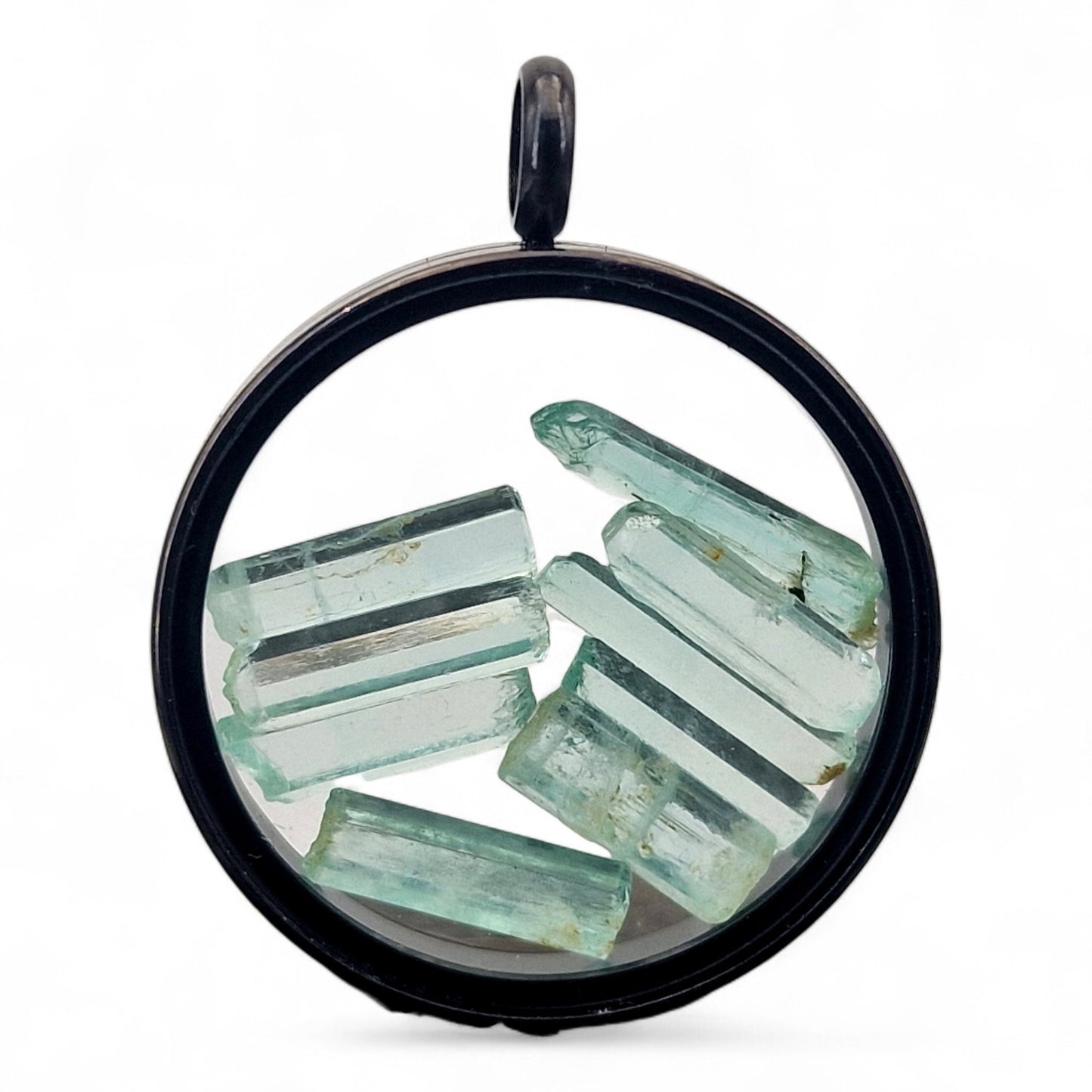 Schwarzfarbener Edelstahlanhänger mit Glasfenster, beidseitig tragbar, gefüllt mit Aquamarin Rohsteinen, 3cm Durchmesser, von Hand individualisiert, Nr.122, Kette im Lieferumfang enthalten