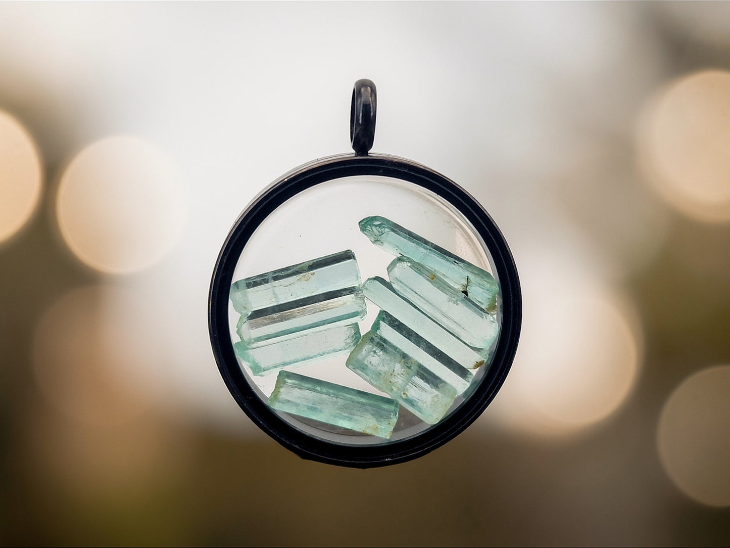 Schwarzfarbener Edelstahlanhänger mit Glasfenster, beidseitig tragbar, gefüllt mit Aquamarin Rohsteinen, 3cm Durchmesser, von Hand individualisiert, Nr.122, Kette im Lieferumfang enthalten