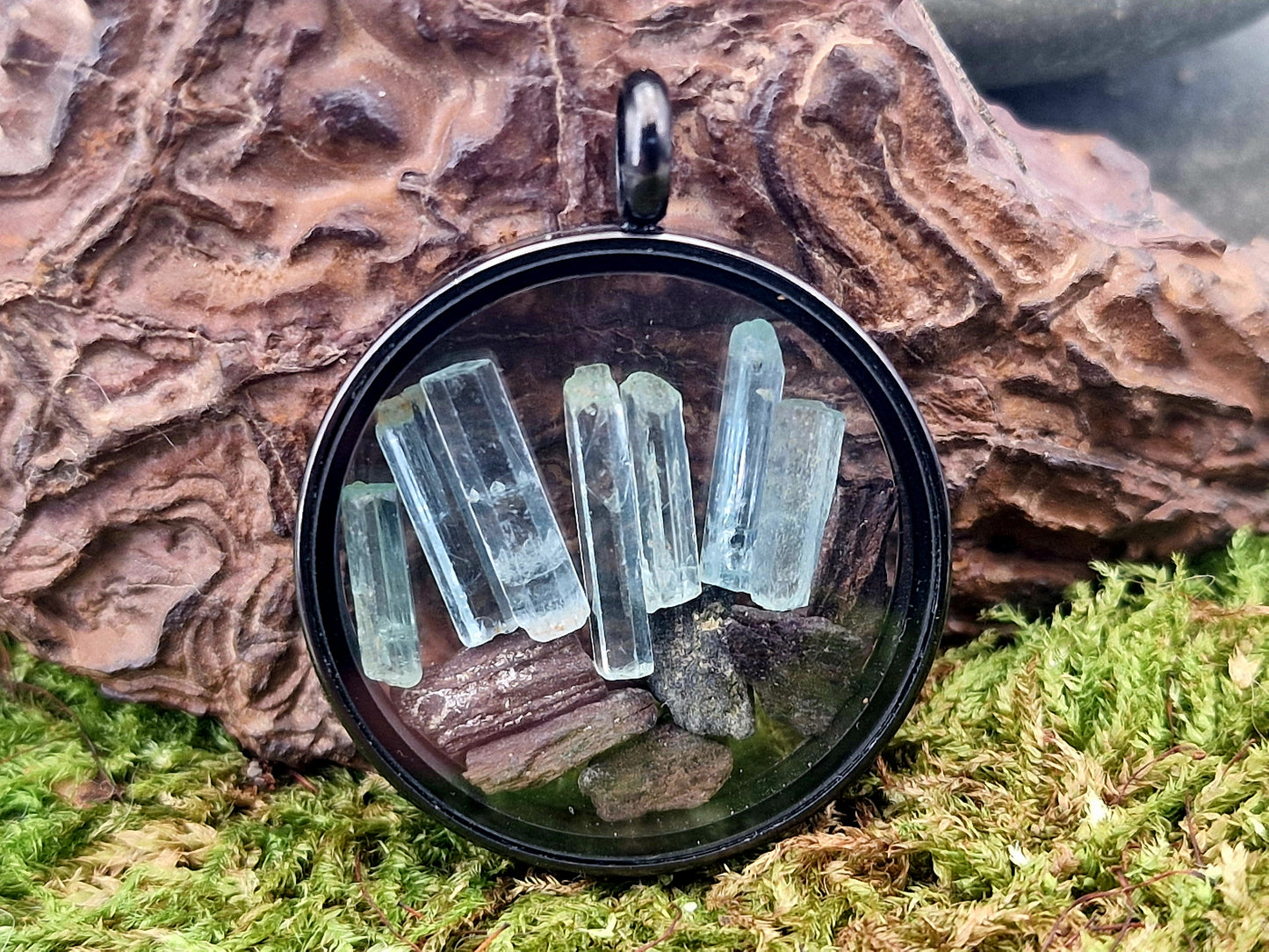 Schwarzfarbener Edelstahl/Glas Anhänger, gefüllt mit Aquamarin und Nordsee Bernstein, Nr. 123, beidseitig tragbar, 3 cm Durchmesser, von Hand individualisiert, Kette im Lieferumfang enthalten