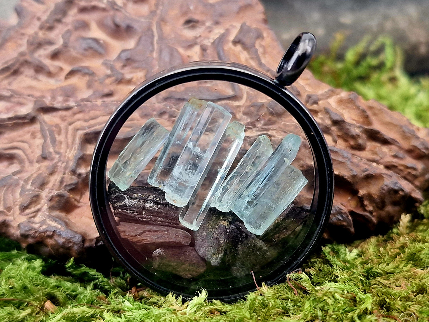 Schwarzfarbener Edelstahl/Glas Anhänger, gefüllt mit Aquamarin und Nordsee Bernstein, Nr. 123, beidseitig tragbar, 3 cm Durchmesser, von Hand individualisiert, Kette im Lieferumfang enthalten