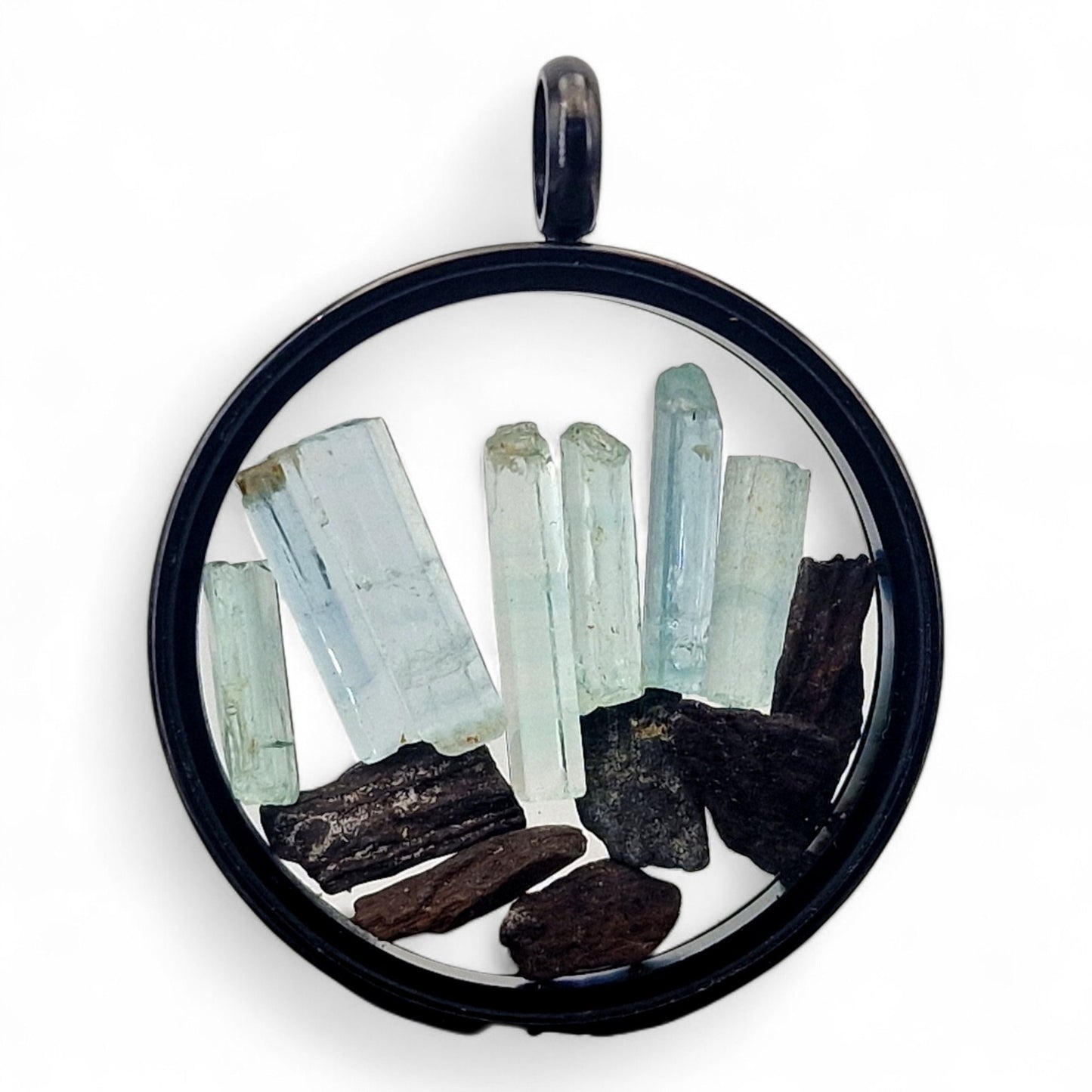 Schwarzfarbener Edelstahl/Glas Anhänger, gefüllt mit Aquamarin und Nordsee Bernstein, Nr. 123, beidseitig tragbar, 3 cm Durchmesser, von Hand individualisiert, Kette im Lieferumfang enthalten
