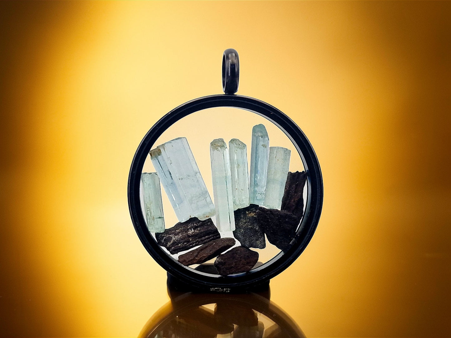 Schwarzfarbener Edelstahl/Glas Anhänger, gefüllt mit Aquamarin und Nordsee Bernstein, Nr. 123, beidseitig tragbar, 3 cm Durchmesser, von Hand individualisiert, Kette im Lieferumfang enthalten