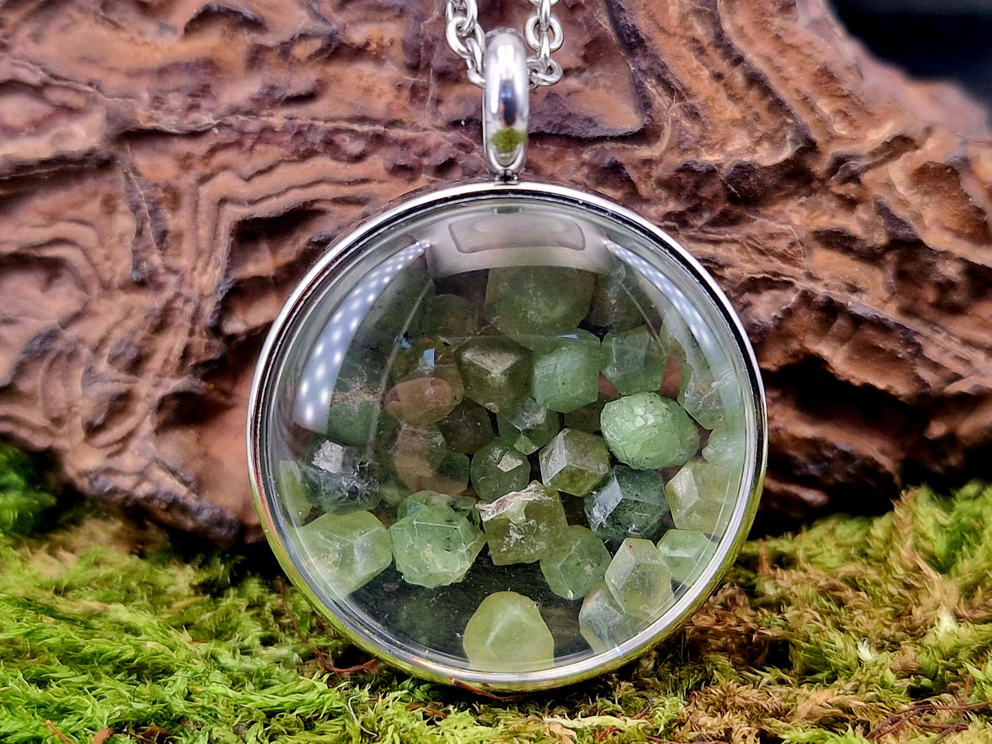 Silberfarbener Edelstahl Anhänger mit Lupeneffekt, gefüllt mit Demantoid Rohsteinen, 2,5cm Durchmesser, von Hand individualisiert, Nr. 124, beidseitig tragbar, Kette im Lieferumfang enthalten