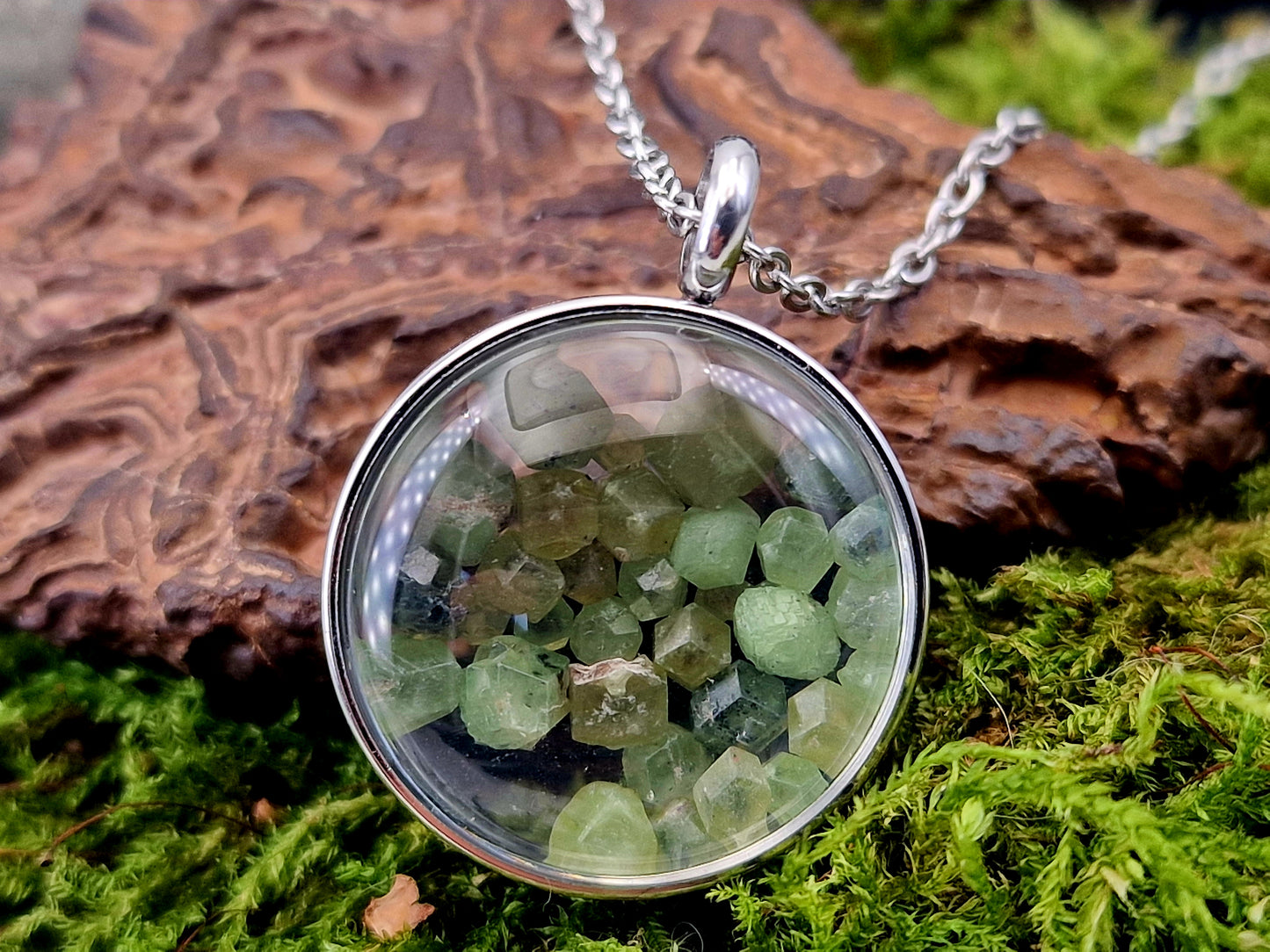 Silberfarbener Edelstahl Anhänger mit Lupeneffekt, gefüllt mit Demantoid Rohsteinen, 2,5cm Durchmesser, von Hand individualisiert, Nr. 124, beidseitig tragbar, Kette im Lieferumfang enthalten