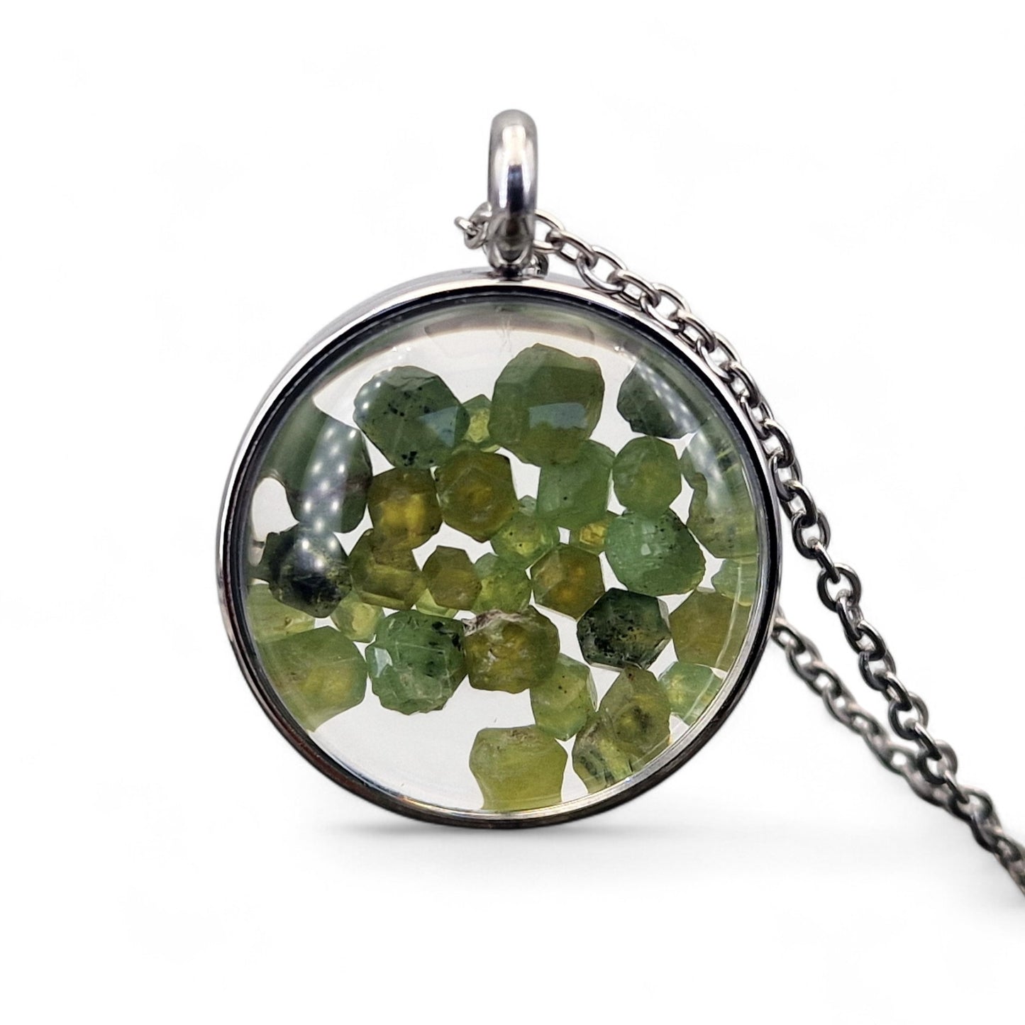 Silberfarbener Edelstahl Anhänger mit Lupeneffekt, gefüllt mit Demantoid Rohsteinen, 2,5cm Durchmesser, von Hand individualisiert, Nr. 124, beidseitig tragbar, Kette im Lieferumfang enthalten