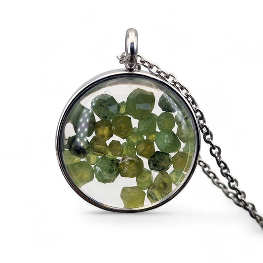 Silberfarbener Edelstahl Anhänger mit Lupeneffekt, gefüllt mit Demantoid Rohsteinen, 2,5cm Durchmesser, von Hand individualisiert, Nr. 124, beidseitig tragbar, Kette im Lieferumfang enthalten