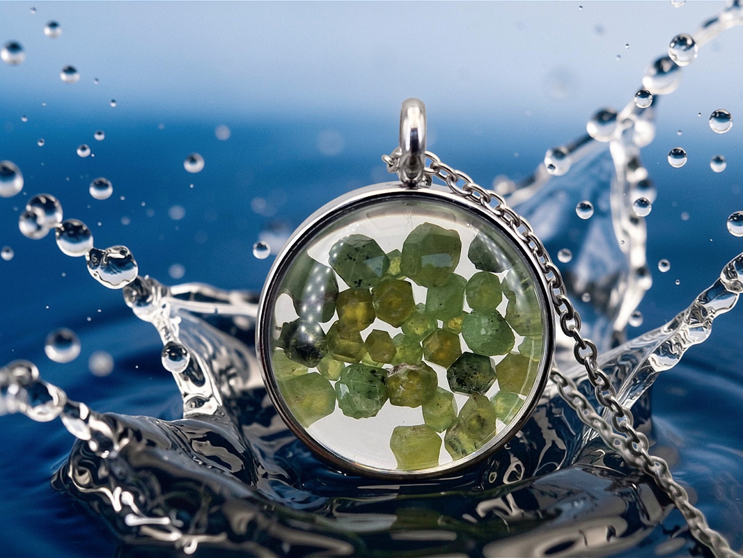 Silberfarbener Edelstahl Anhänger mit Lupeneffekt, gefüllt mit Demantoid Rohsteinen, 2,5cm Durchmesser, von Hand individualisiert, Nr. 124, beidseitig tragbar, Kette im Lieferumfang enthalten