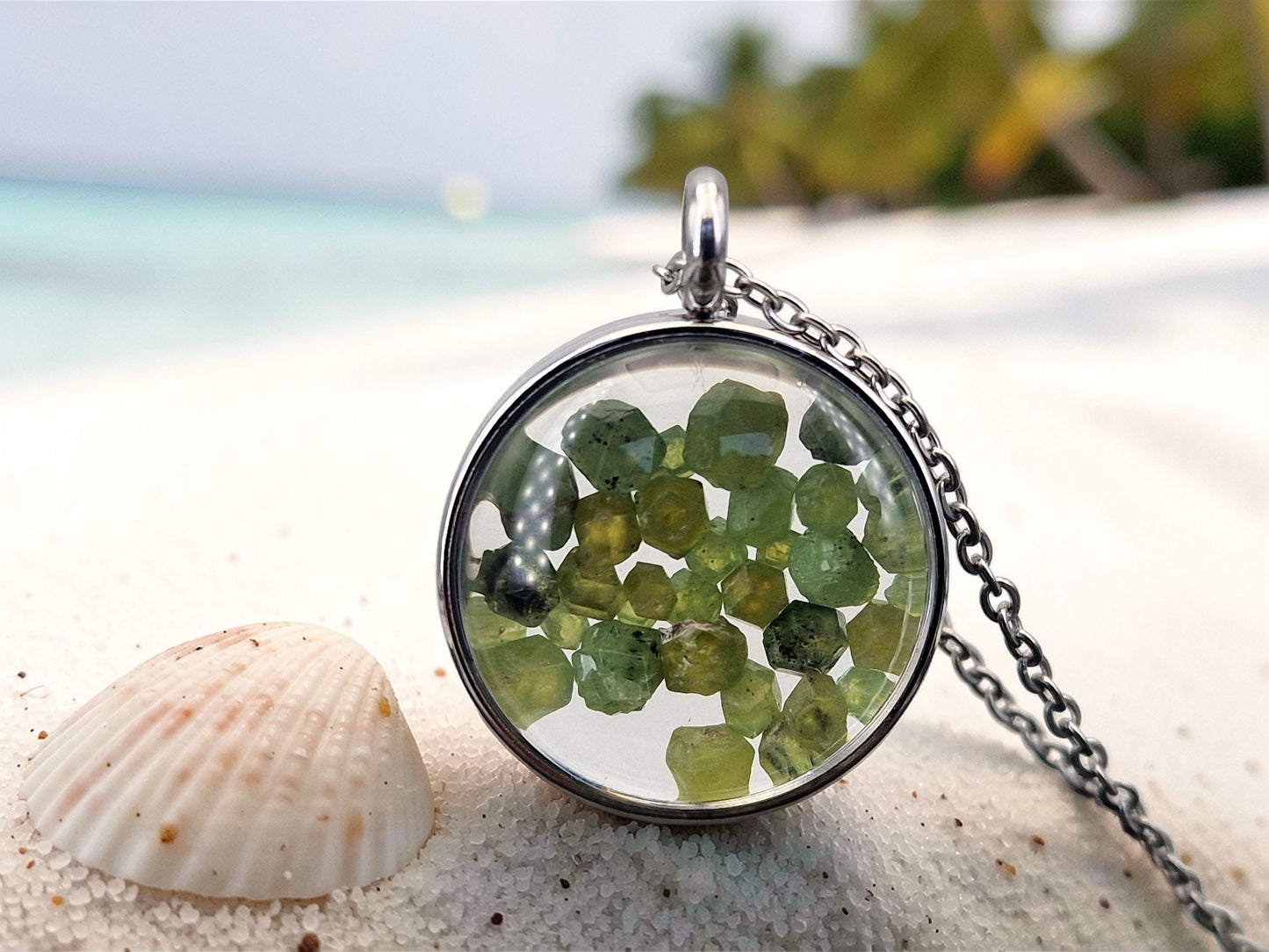 Silberfarbener Edelstahl Anhänger mit Lupeneffekt, gefüllt mit Demantoid Rohsteinen, 2,5cm Durchmesser, von Hand individualisiert, Nr. 124, beidseitig tragbar, Kette im Lieferumfang enthalten