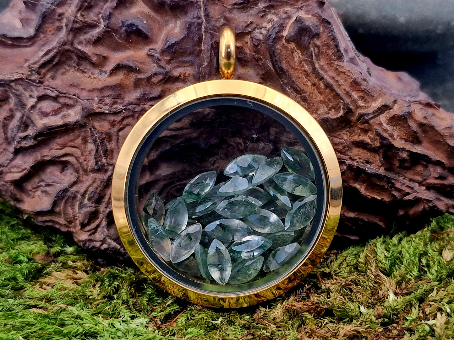 Edelstahl/Glas Anhänger in gelbgoldener Farbe, gefüllt mit facettierten Moosachaten, 3cm Durchmesser, von Hand individualisiert, Nr. 125, Kette im Lieferumfang enthalten